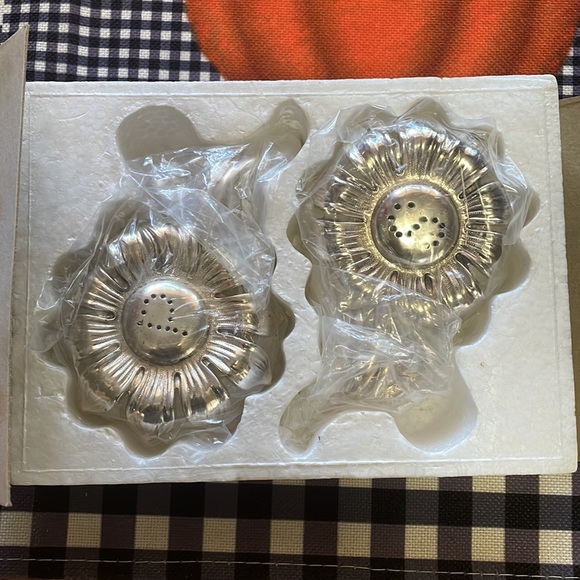 Vintage Delli Inc Silver Plated Sunflower 🌻 Salt & Pepper Shakers - Picture 14 of 16